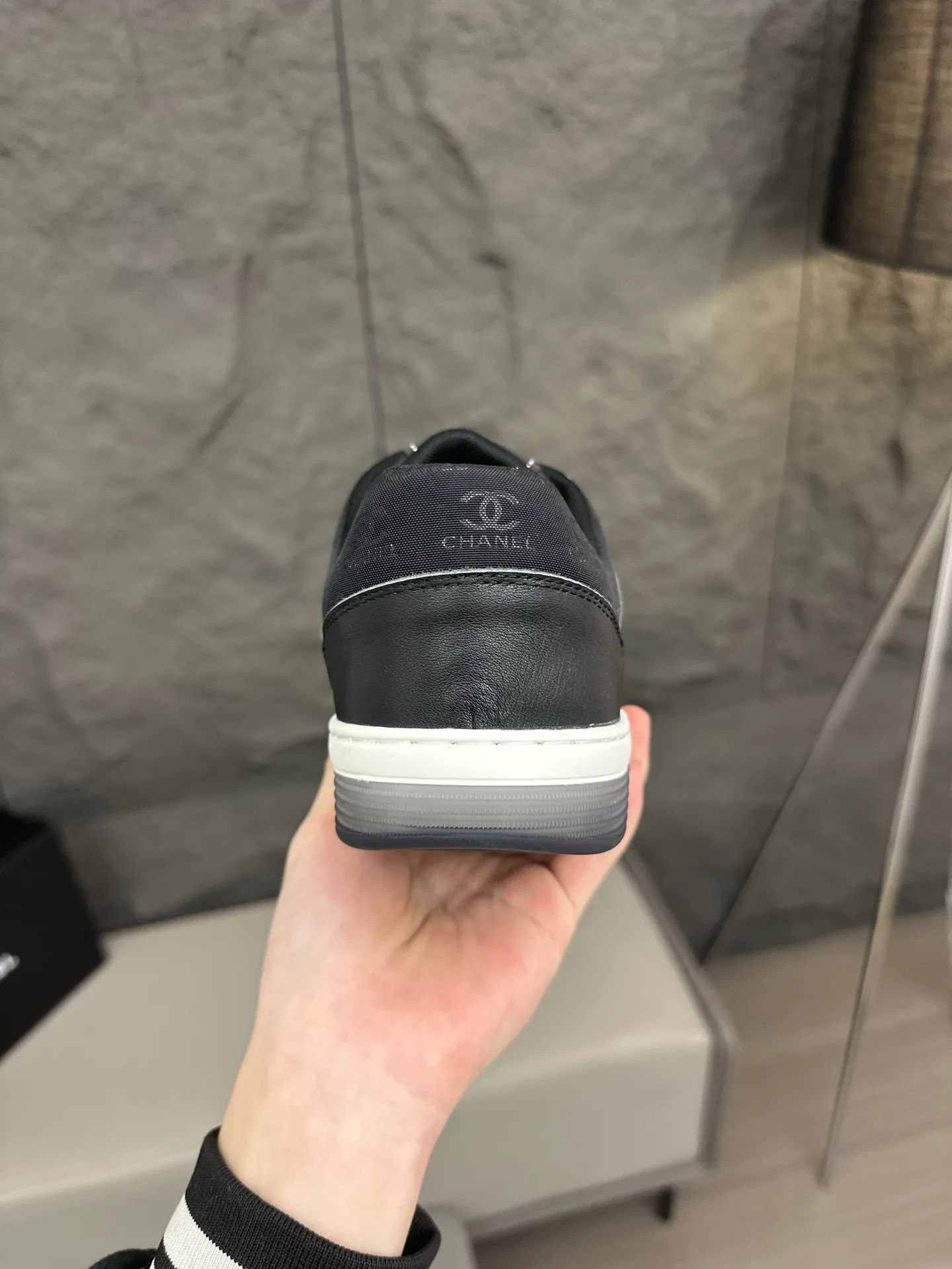 💰740 Chanel, 2024 spring new style / ♞size; 38~45 (38 45 customized) Men's Chanel sneakers, January's style premium is super serious, basically you can't buy it. The counter sister received this color and it happened to be in my men's size. I really didn't like it at first, but after I put it on, I found it to be very versatile. The same design of the diamond surface of the classic CF flap bag is very recognizable, and the double C The logo is not too high-profile. I love it. I recommend this one and you must try it on. You can’t tell how handsome it is by looking at the pictures.